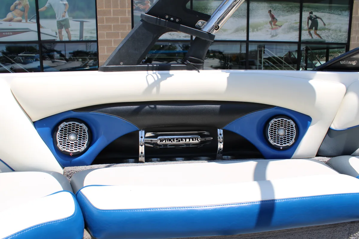2011 Malibu 23 LSV Icon