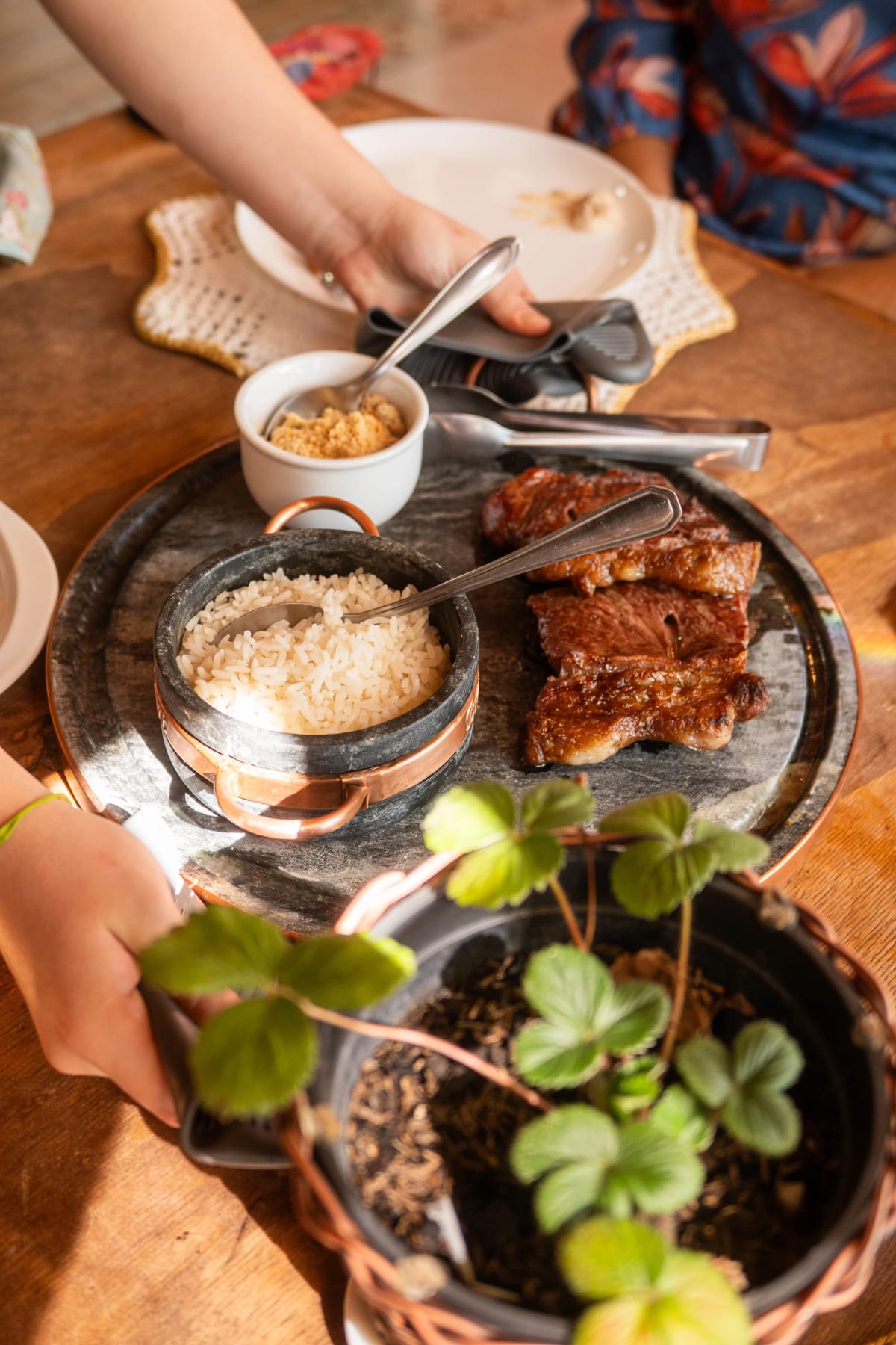 Carne assada com arroz e farofa na chapa de pedra