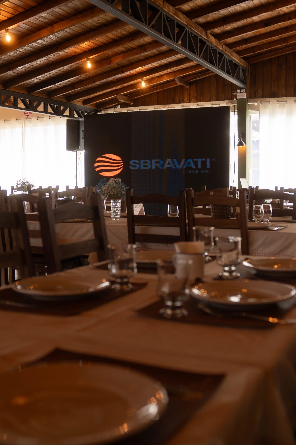 Mesa posta no salão da Casa França para evento corporativo