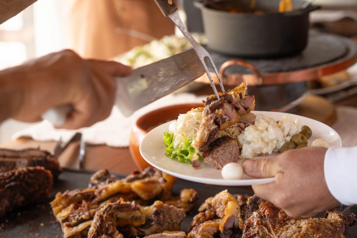 Prato de carne servido no buffet de um evento corporativo na Casa França