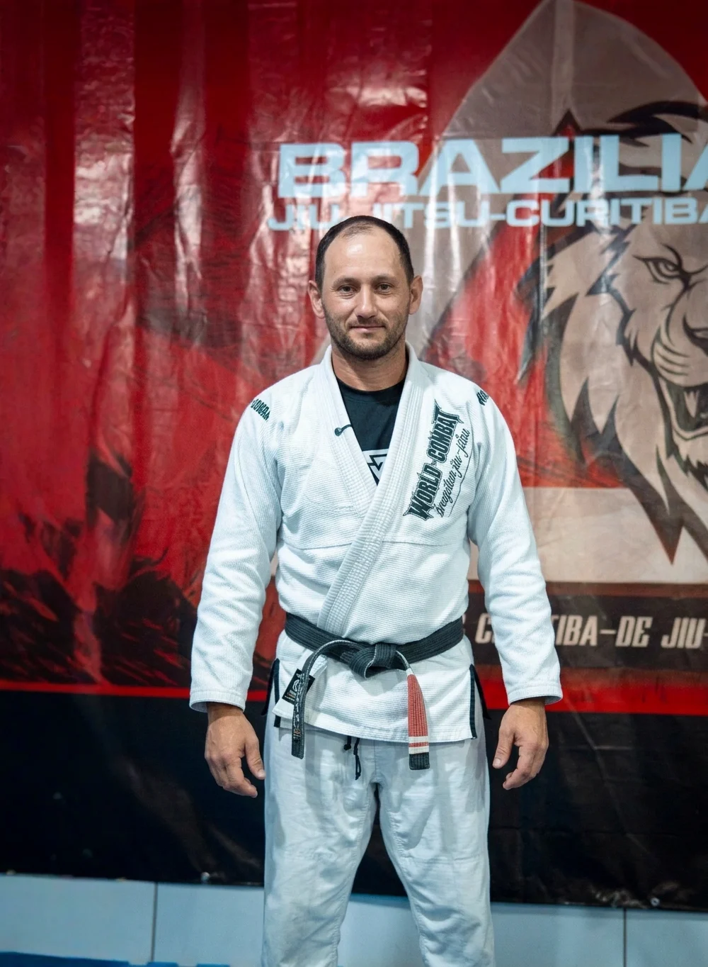 Professor Luis Alberto Goetten, faixa preta, de kimono no tatame