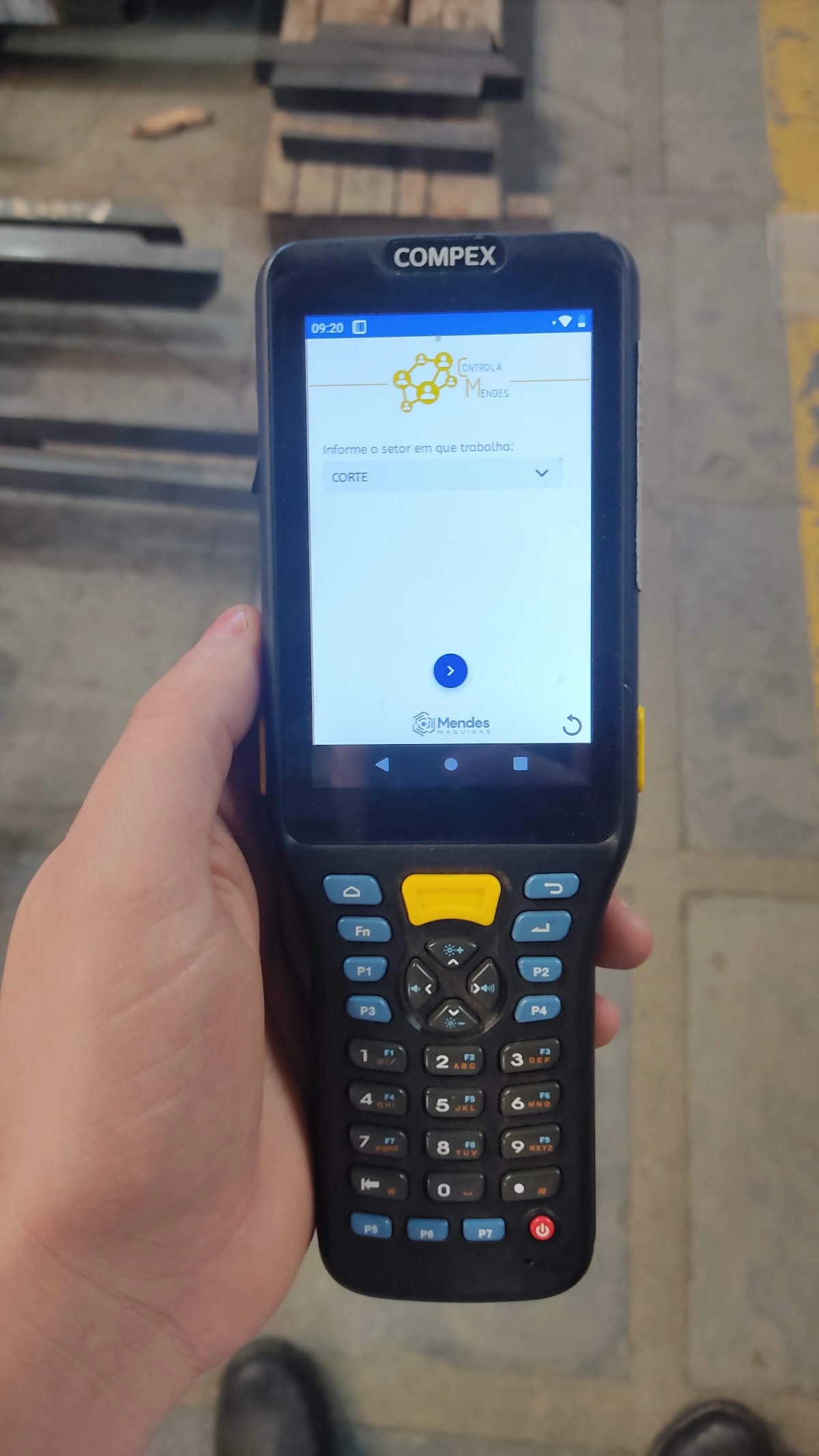 Terminal industrial com o sistema de controle em uso no chão de fábrica