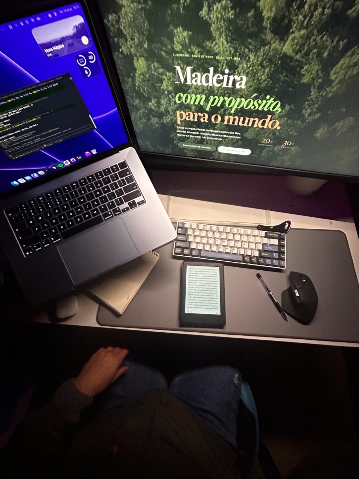Setup de trabalho com laptop, monitor e teclado durante o desenvolvimento da aplicação