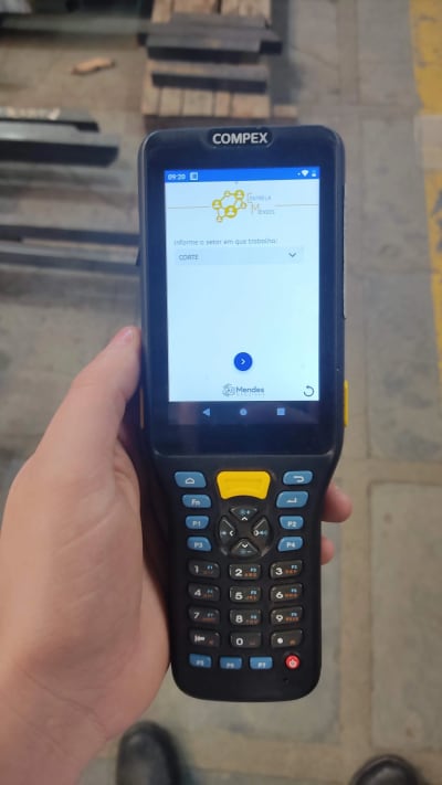Terminal industrial com sistema de controle em uso