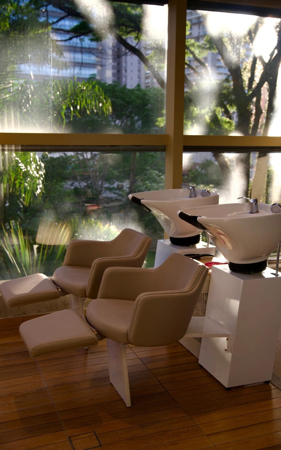 Ambiente do salão — espaço acolhedor e iluminação natural