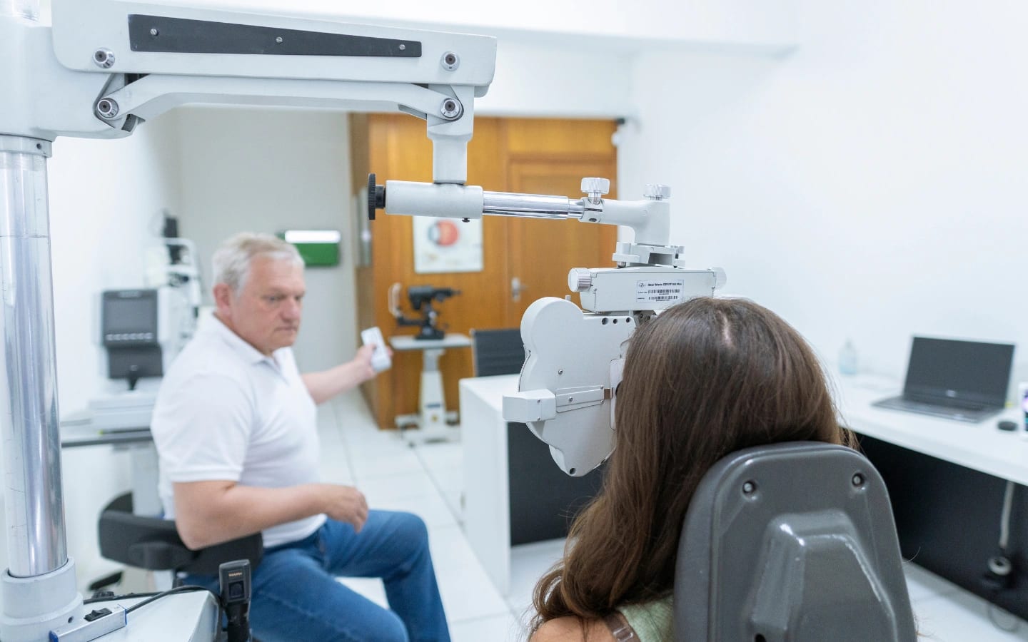 Medição não invasiva de pressão intraocular