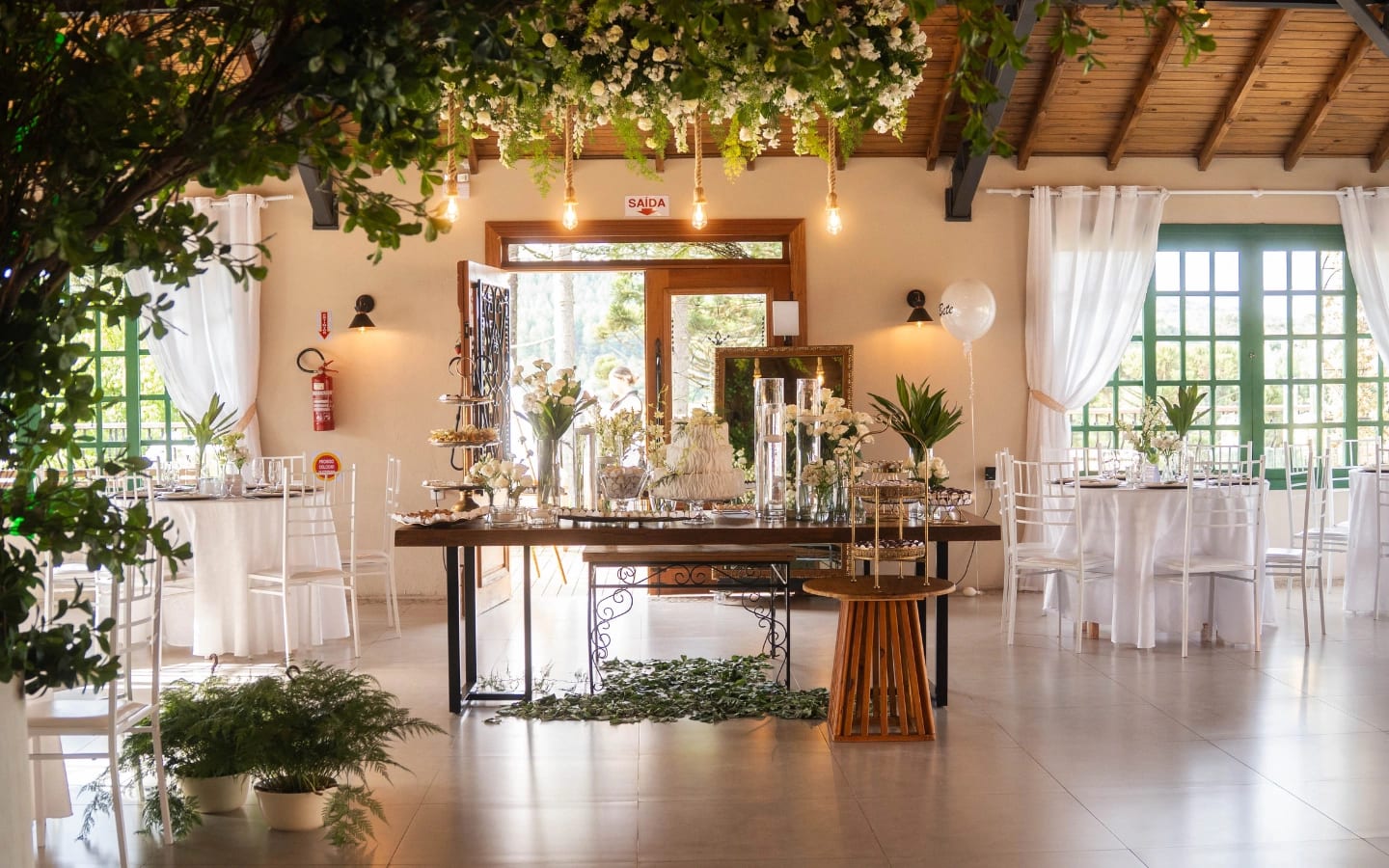 Salão de eventos da Casa França na serra, cenário para casamentos e celebrações