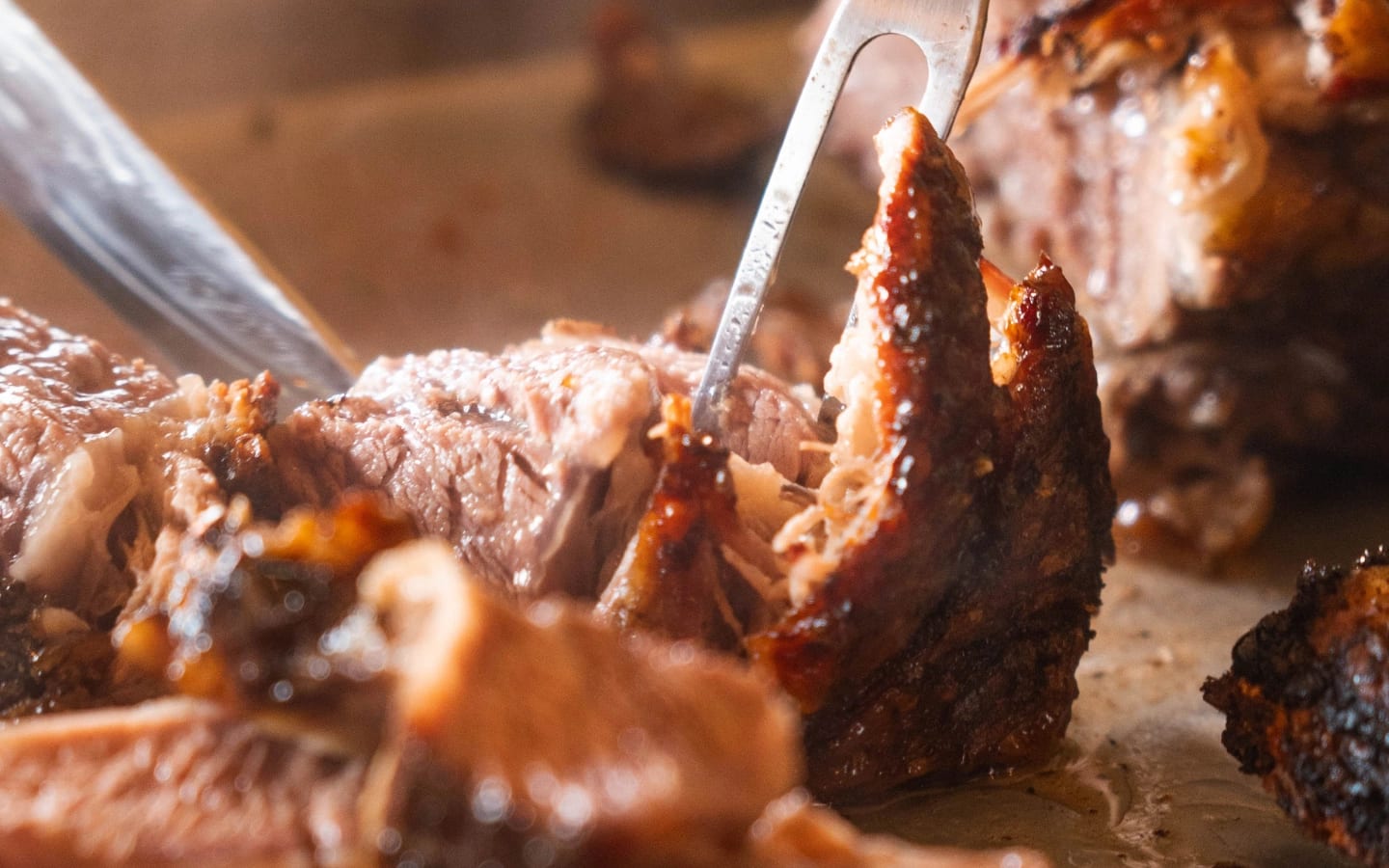 Carne assada suculenta preparada na Casa França
