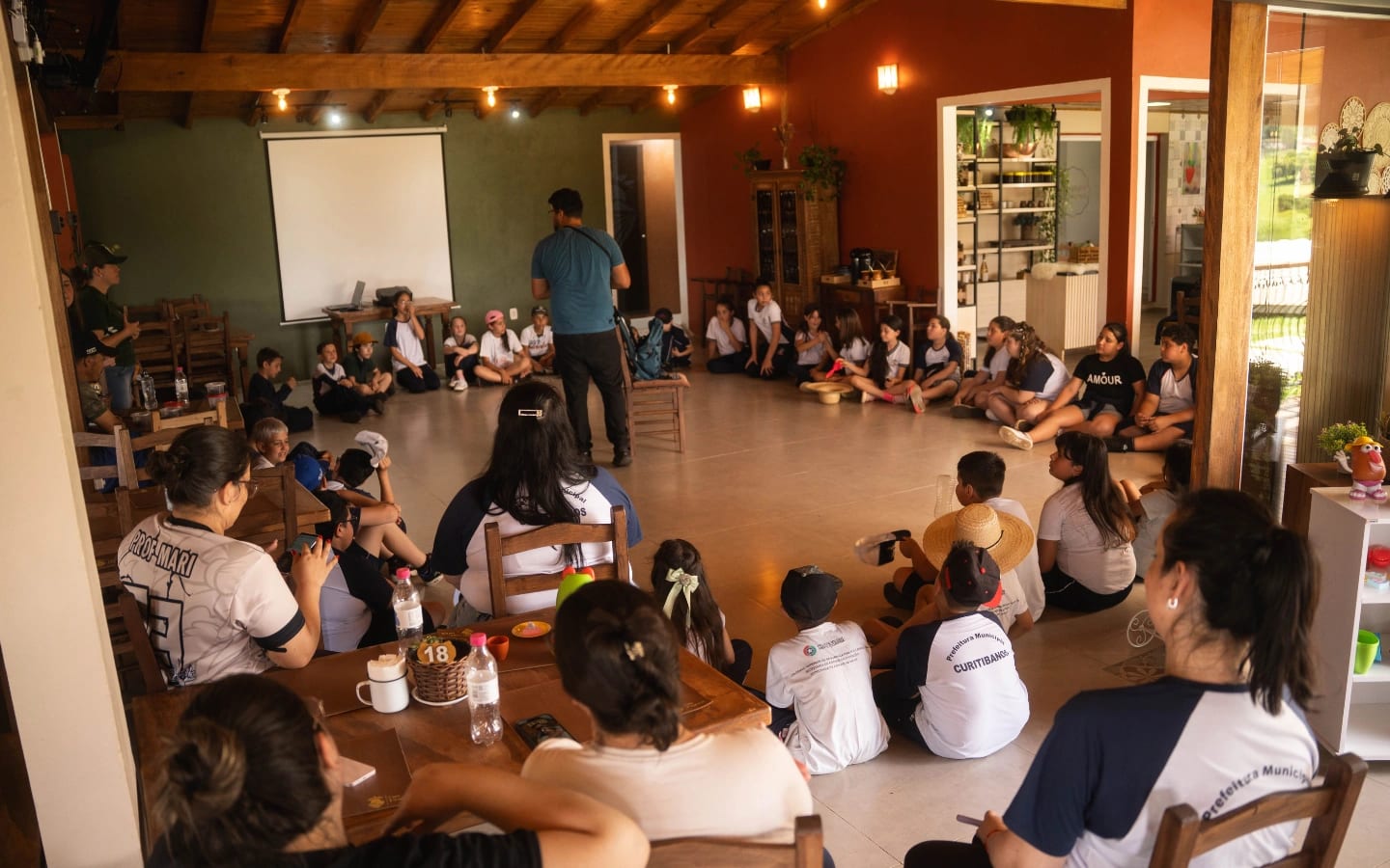 Turma escolar em atividade na Casa França