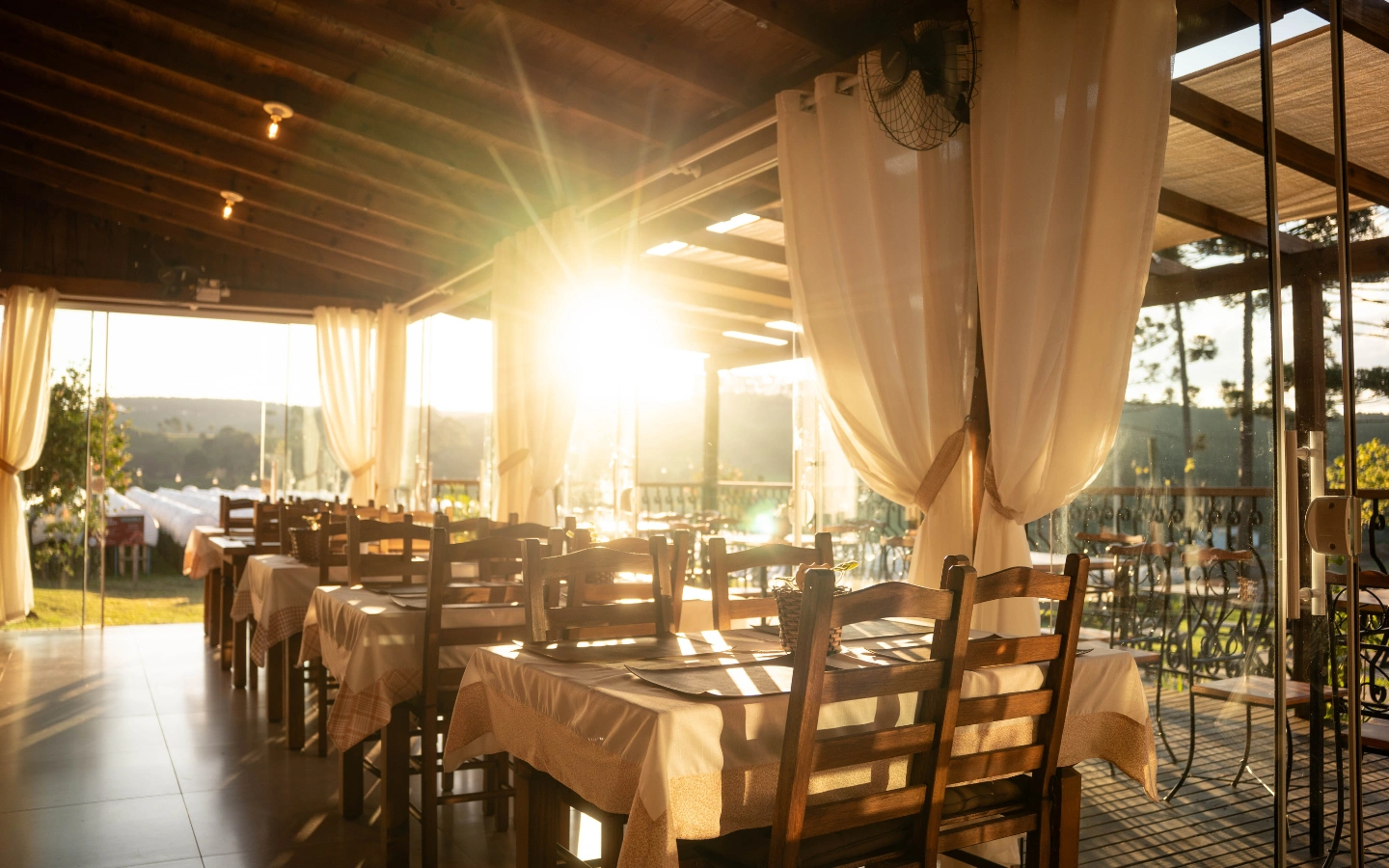 Salão de eventos da Casa França preparado para celebração