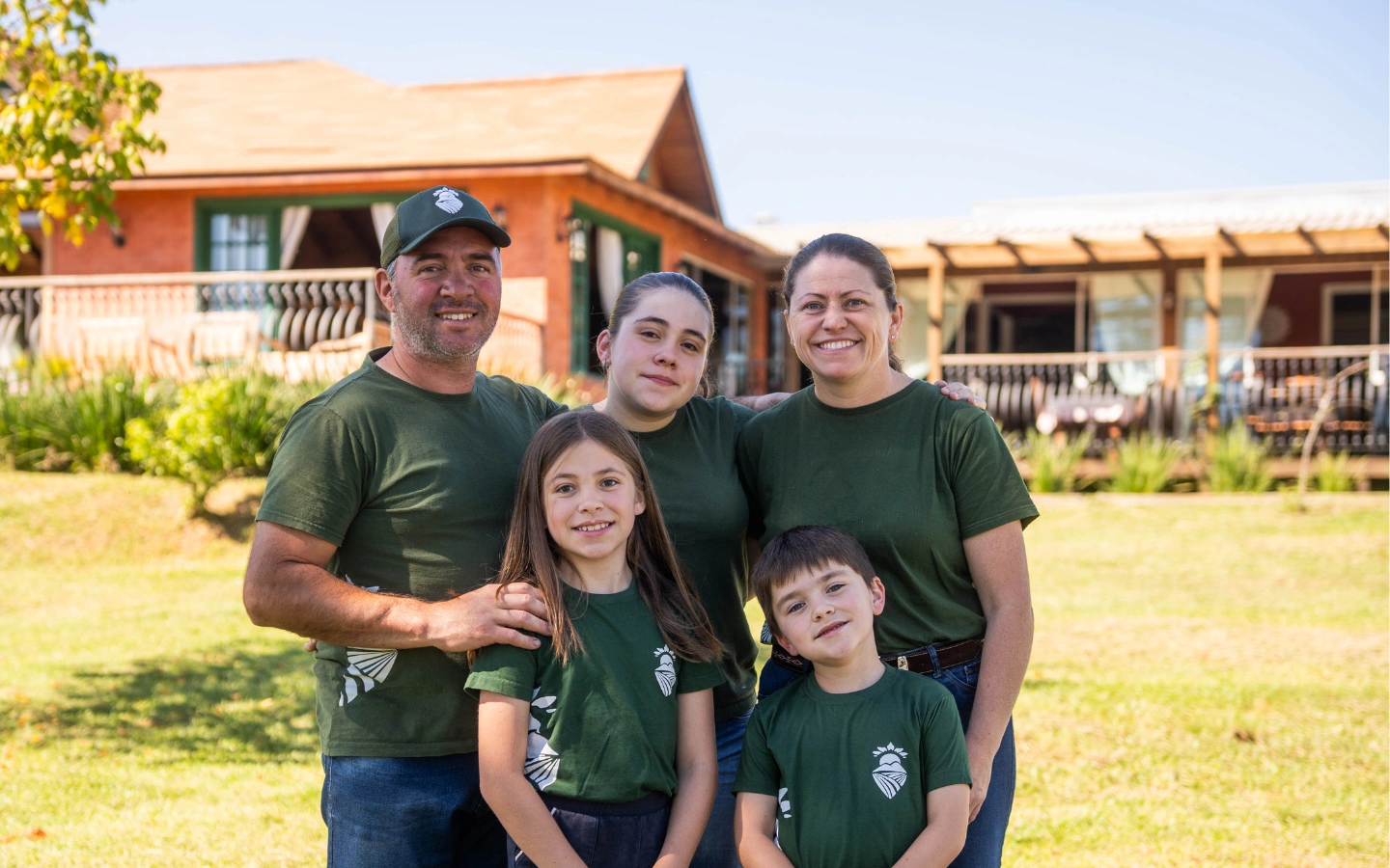 Família França no campo, em um momento de cultivo de morangos.
