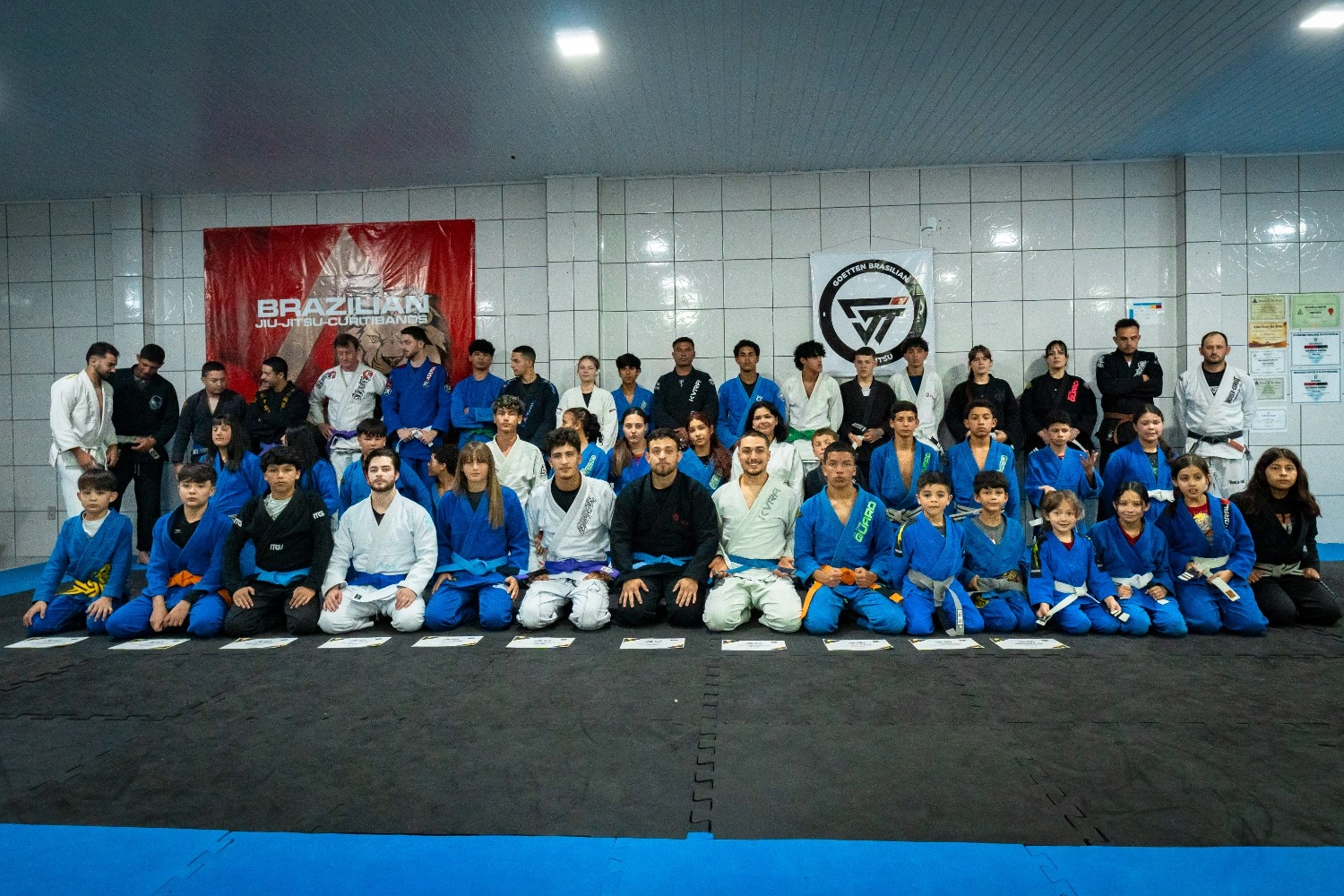 Turma da Goetten reunida para a foto de grupo, com alunos de todas as idades de kimono