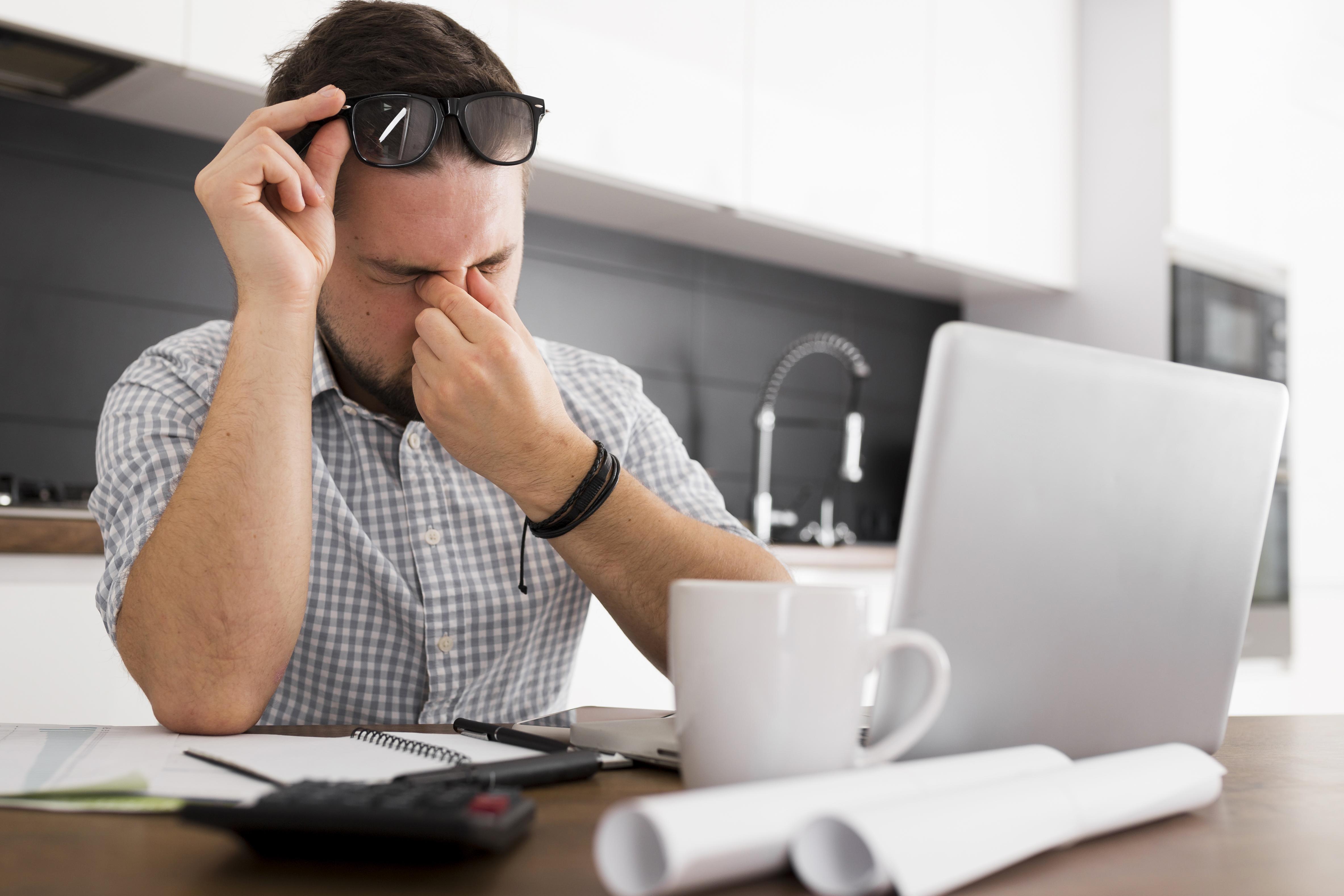 Digital eye strain symptoms illustration