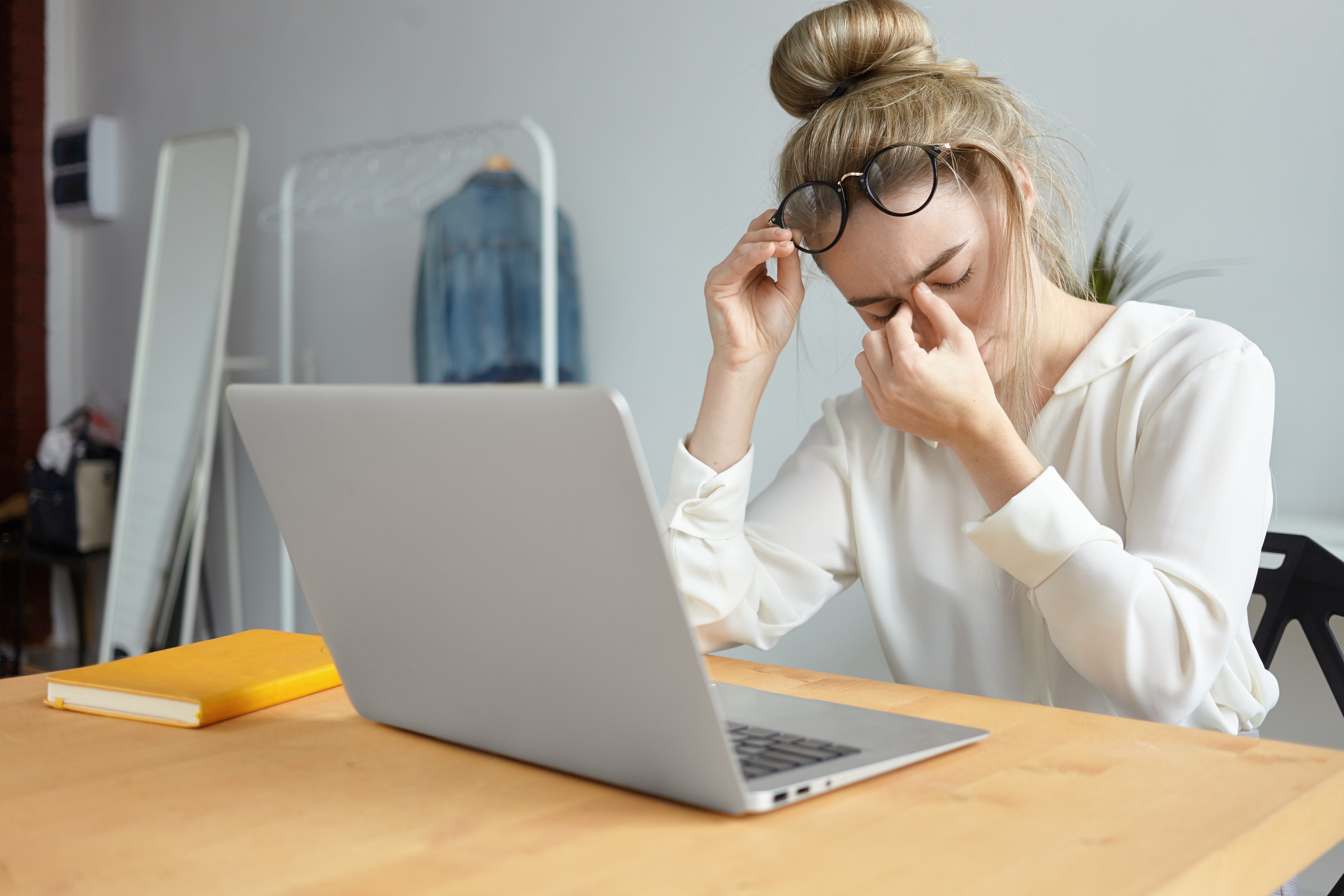 How to Avoid Eye Strain from Mobile and Laptops