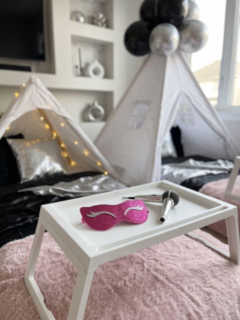 Conceptbeeld: dienblad met roze slaapmasker en microfoon