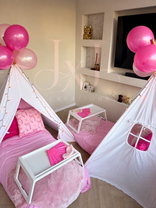 Witte tipitenten met roze beddengoed