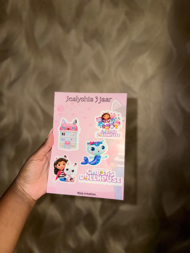 Stickervel met figuren uit Gabby’s Dollhouse en de naam van de jarige