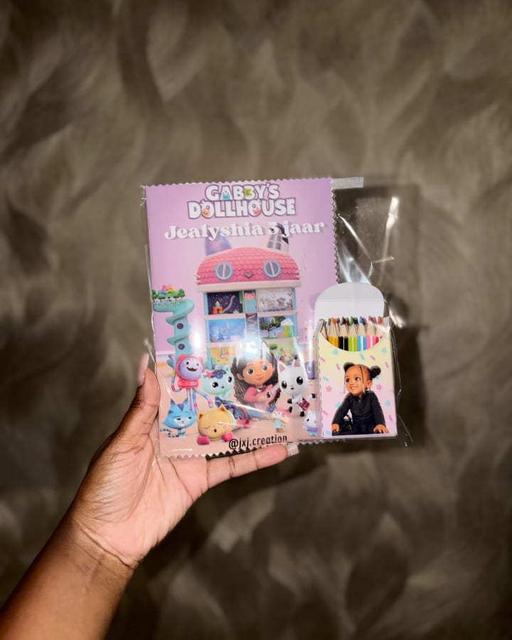 Gepersonaliseerd kleurboekje in Gabby’s Dollhouse-thema met naam en potloodjes, in een helder zakje