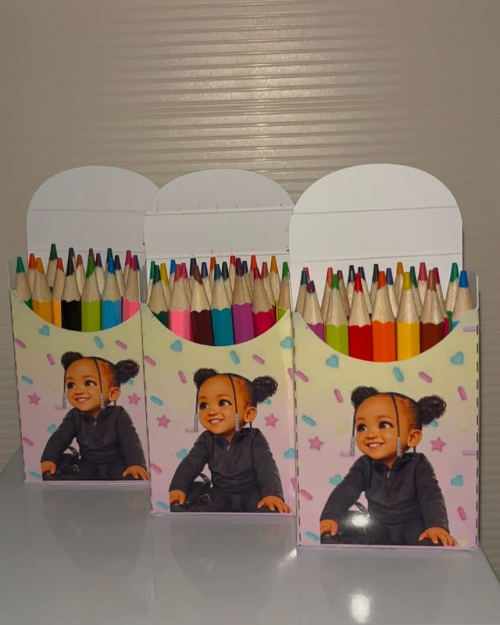 Drie gepersonaliseerde potloodbakjes met kleurpotloden en een foto van de jarige