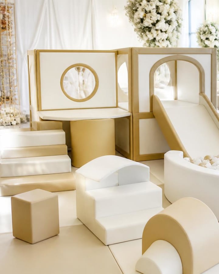 Crèmekleurige soft play set met ballenbak en glijbaan