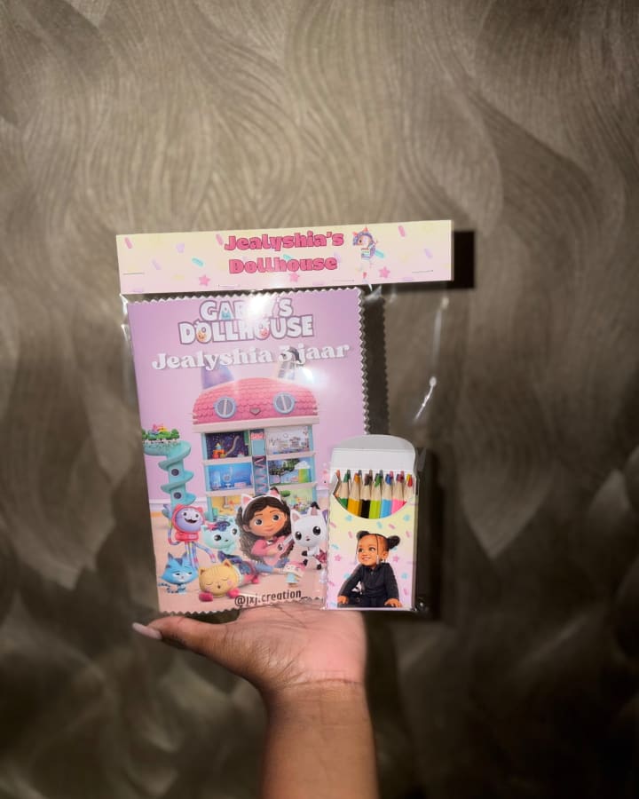 Traktatiesetje met kleurboek, stickervel en potloodbakje in Gabby’s Dollhouse-thema