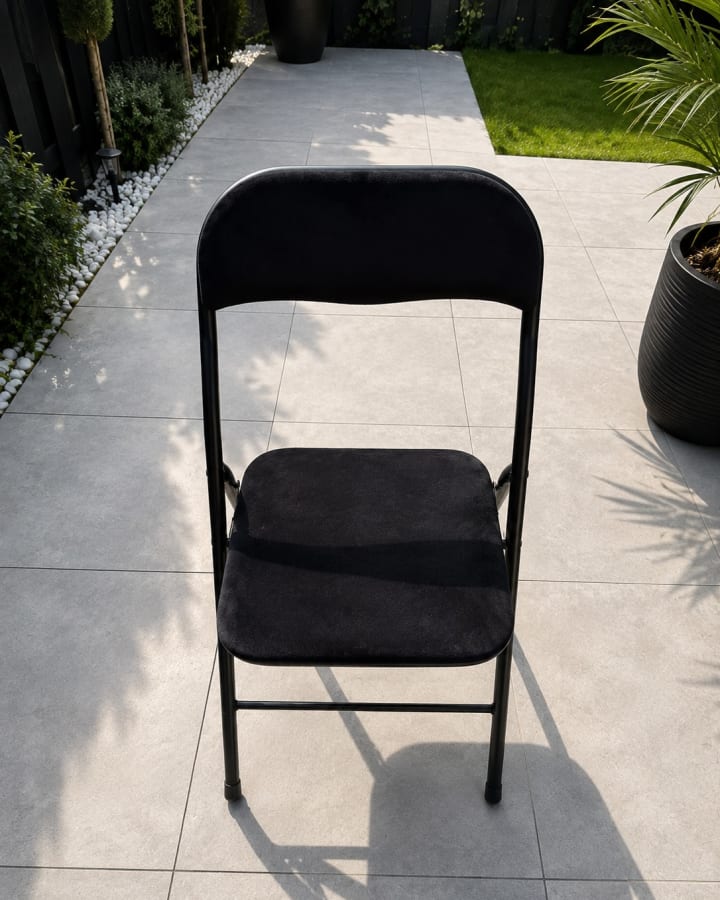 Zwarte suède klapstoel op een terras