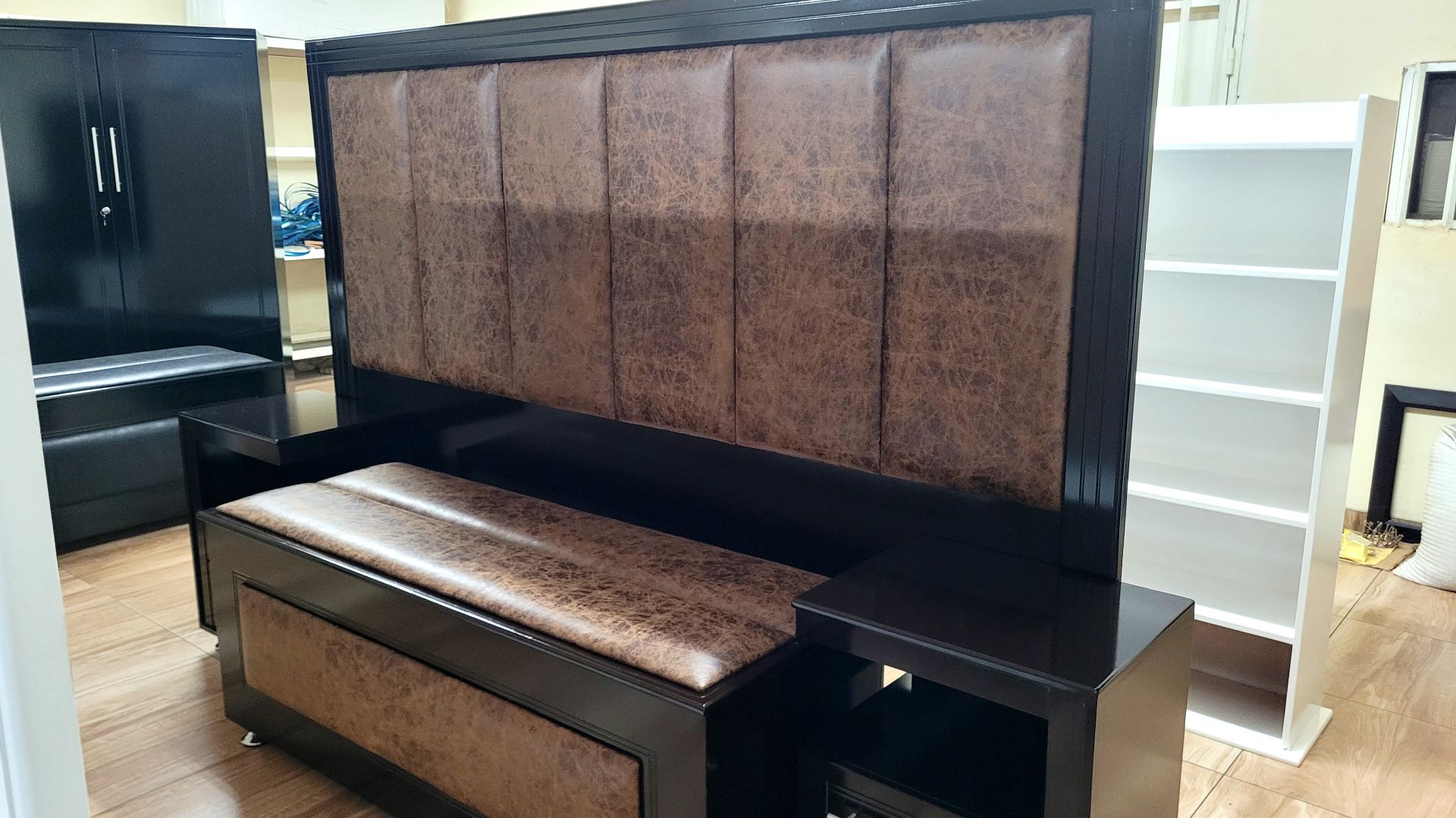 Headboards with sides + kist 