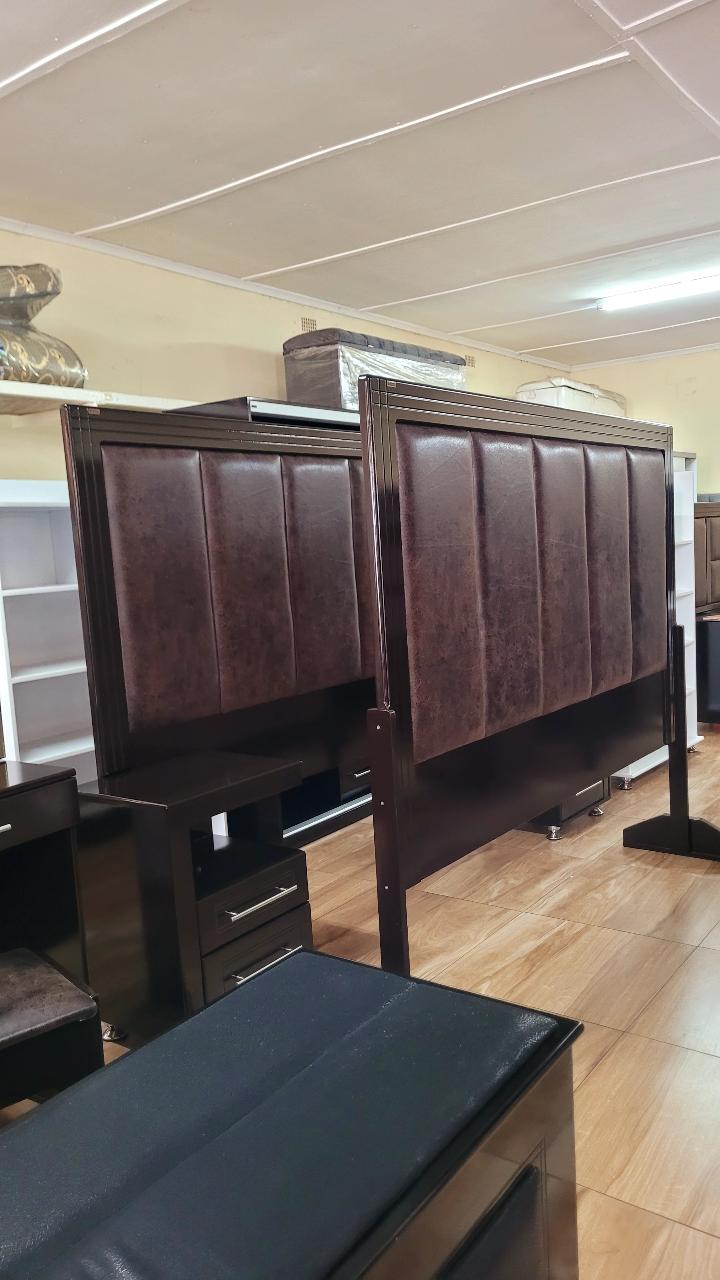 Stand alone head board 