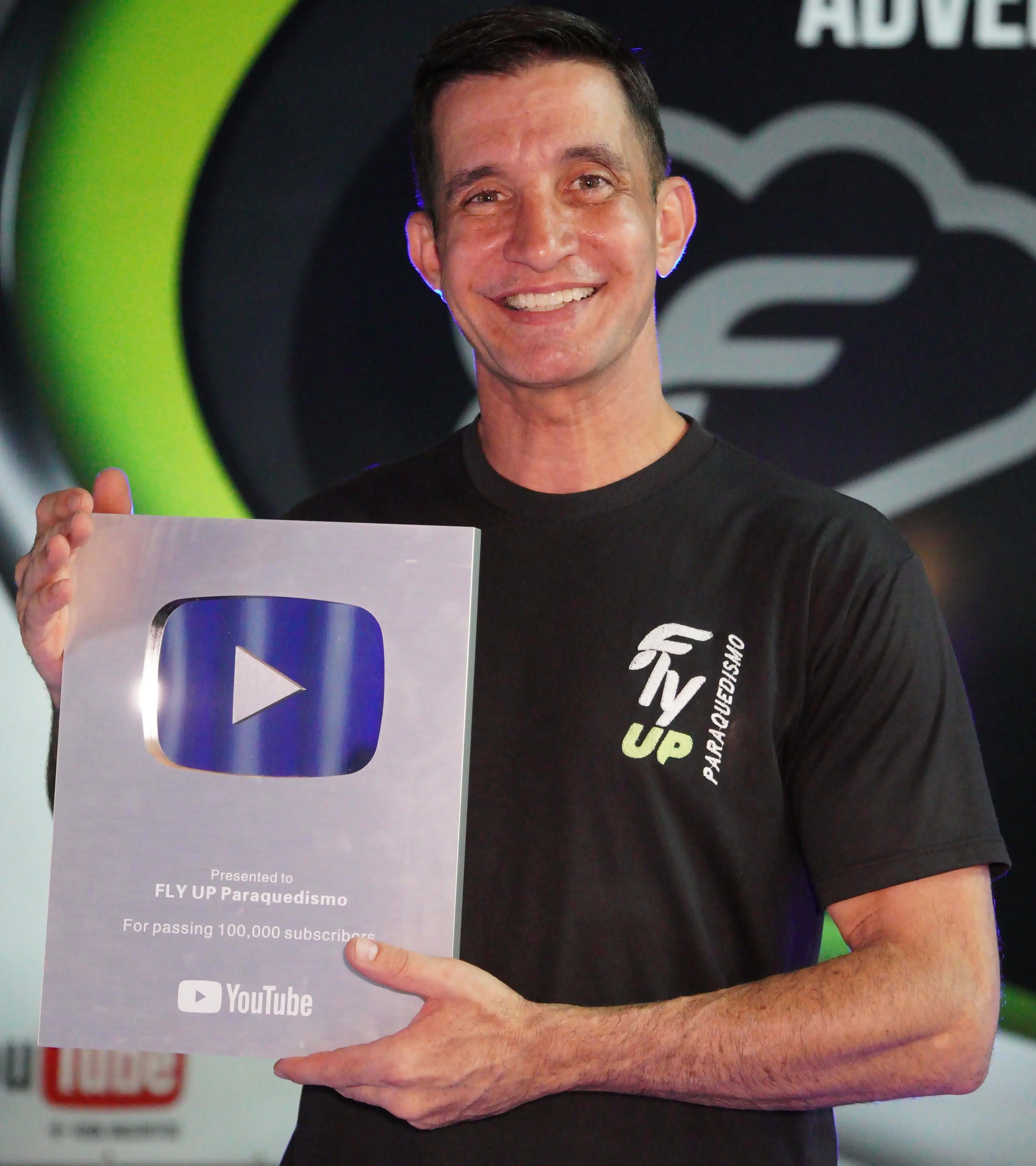 Eduardo Esteves com Placa de 100k do YouTube
