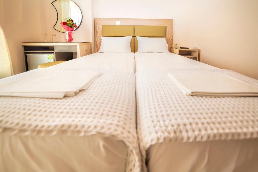 Le Monde Suites, 1 โ 1