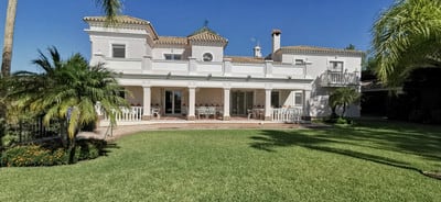 Frittliggende villa til salgs i Estepona