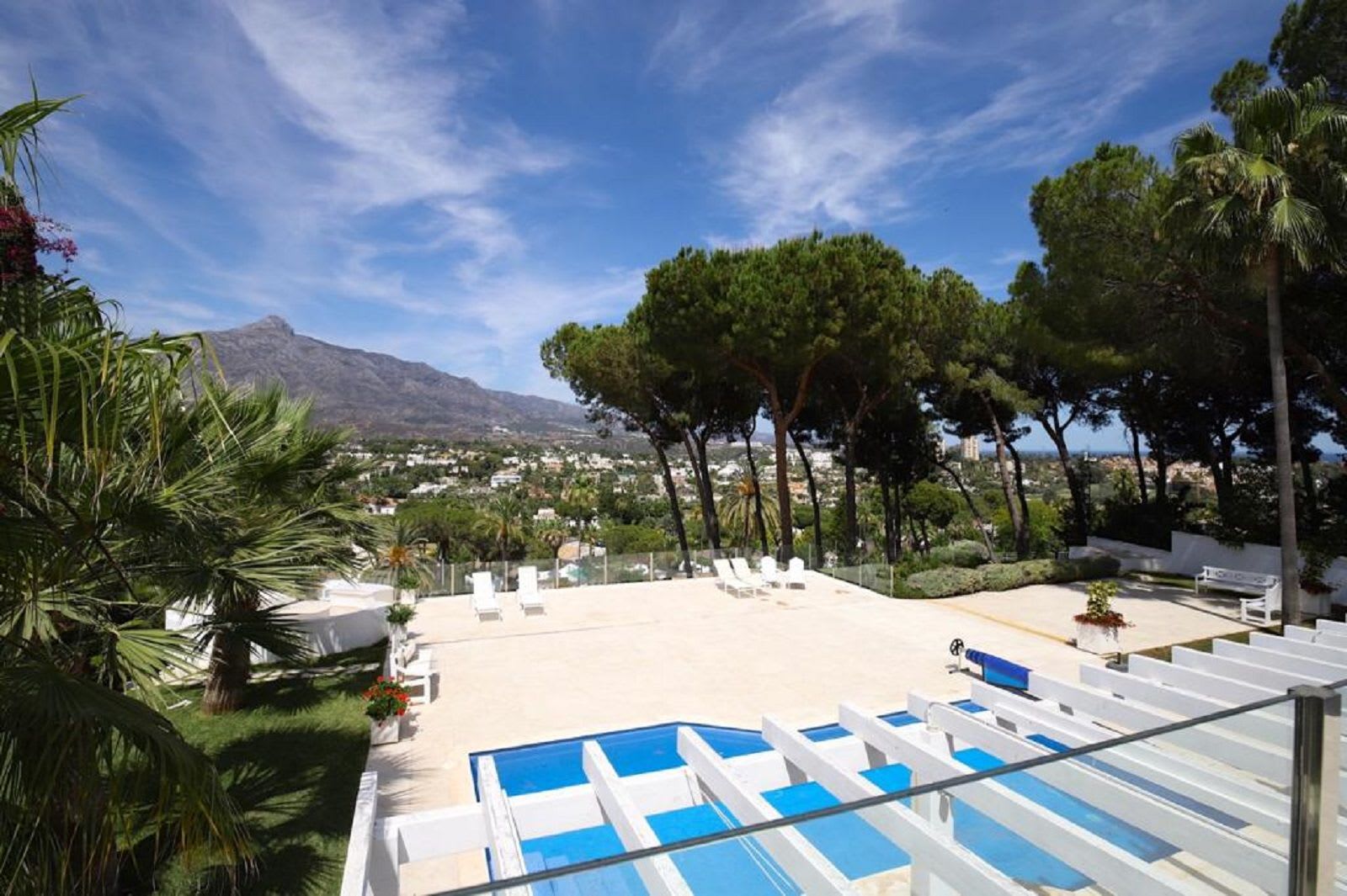 Frittliggende villa til salgs i Las Brisas, Bilde 2
