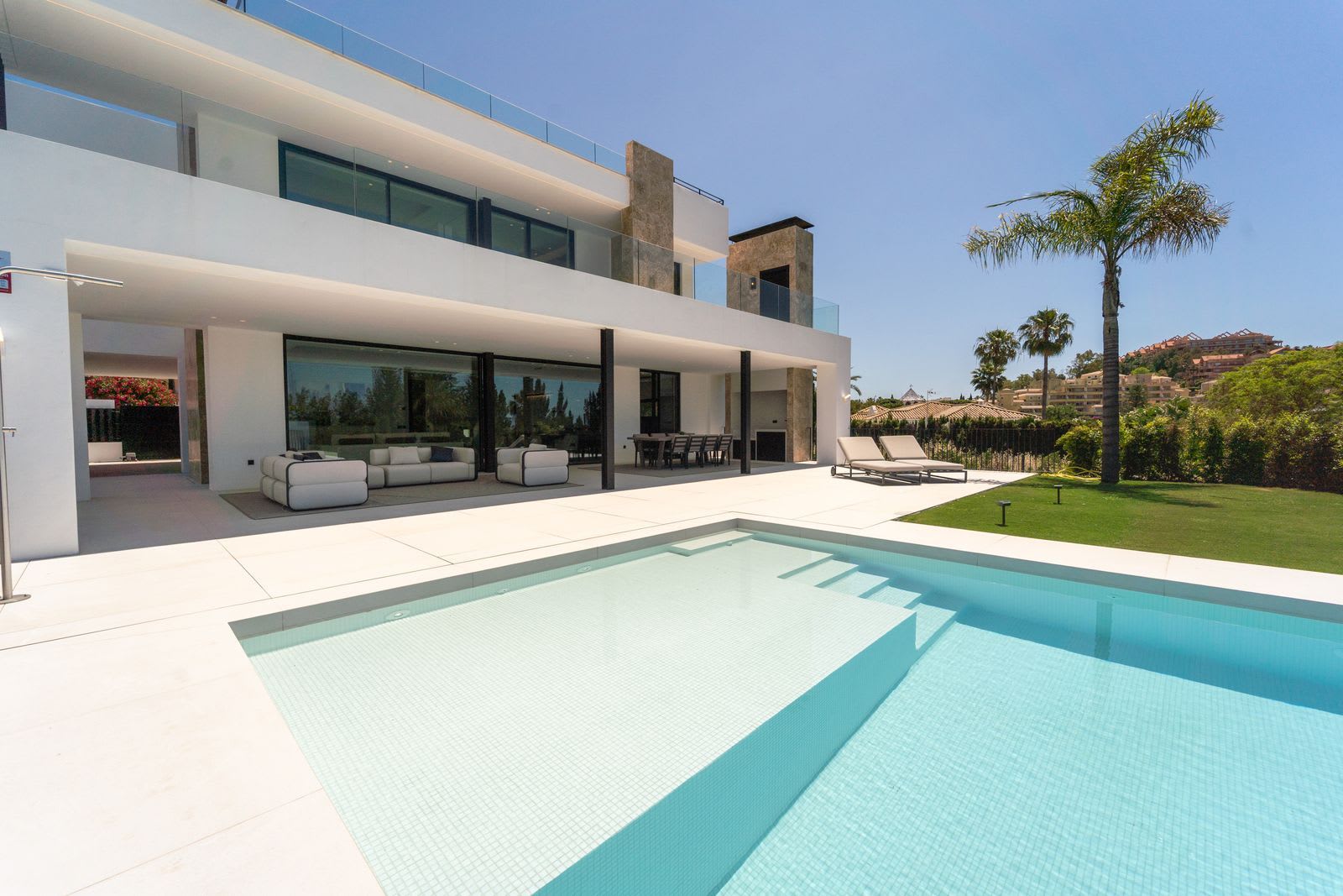 Frittliggende villa til salgs i Nueva Andalucía, Bilde 2