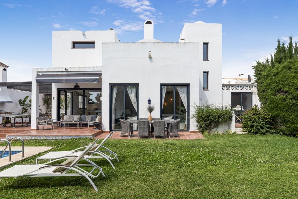 Frittliggende villa til salgs i Nueva Andalucía, Marbella, Bilde 3