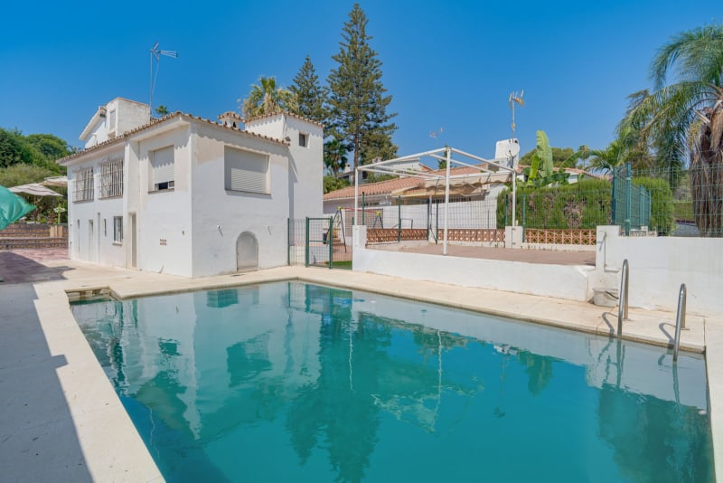 Frittliggende villa til salgs i Nueva Andalucía