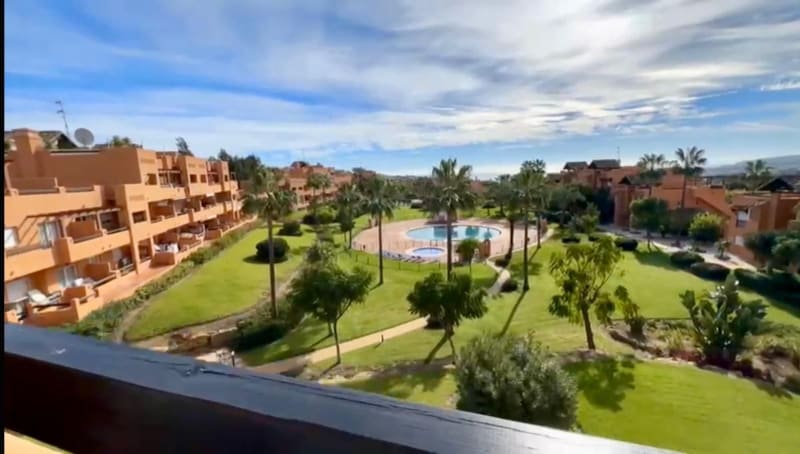 Toppleilighet over to plan til salgs i Casares Playa