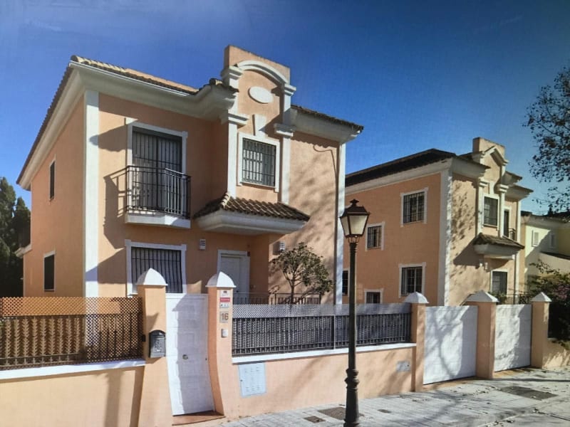 Frittliggende villa til salgs i Elviria