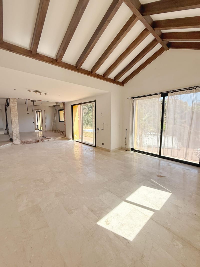 Frittliggende villa til salgs i Elviria