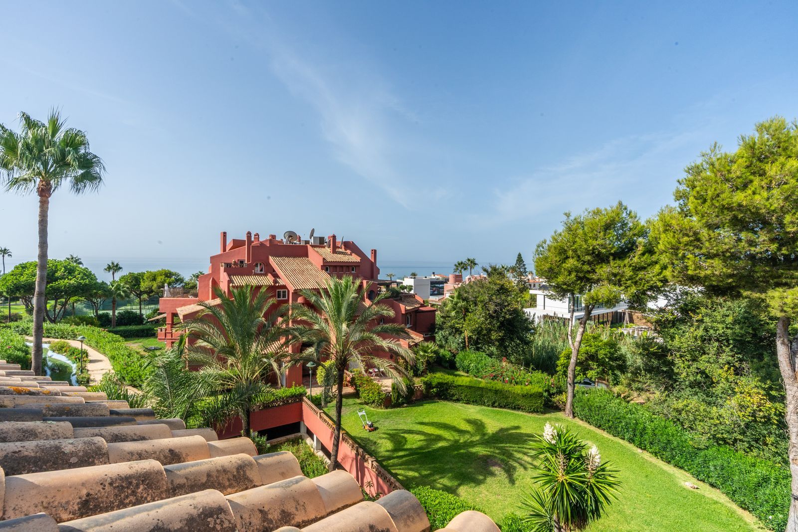 Toppleilighet over to plan til salgs i Elviria, Bilde 2