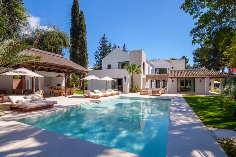 Frittliggende villa til salgs i Nueva Andalucía