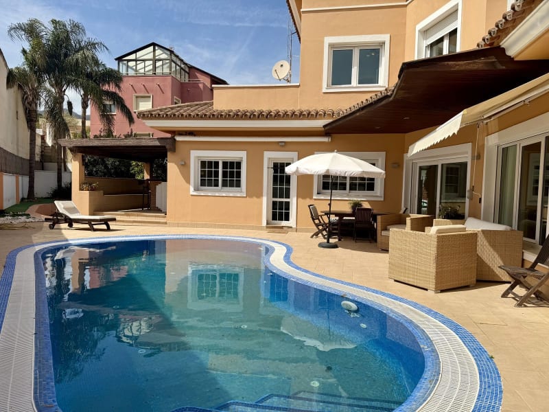Frittliggende villa til salgs i Playamar