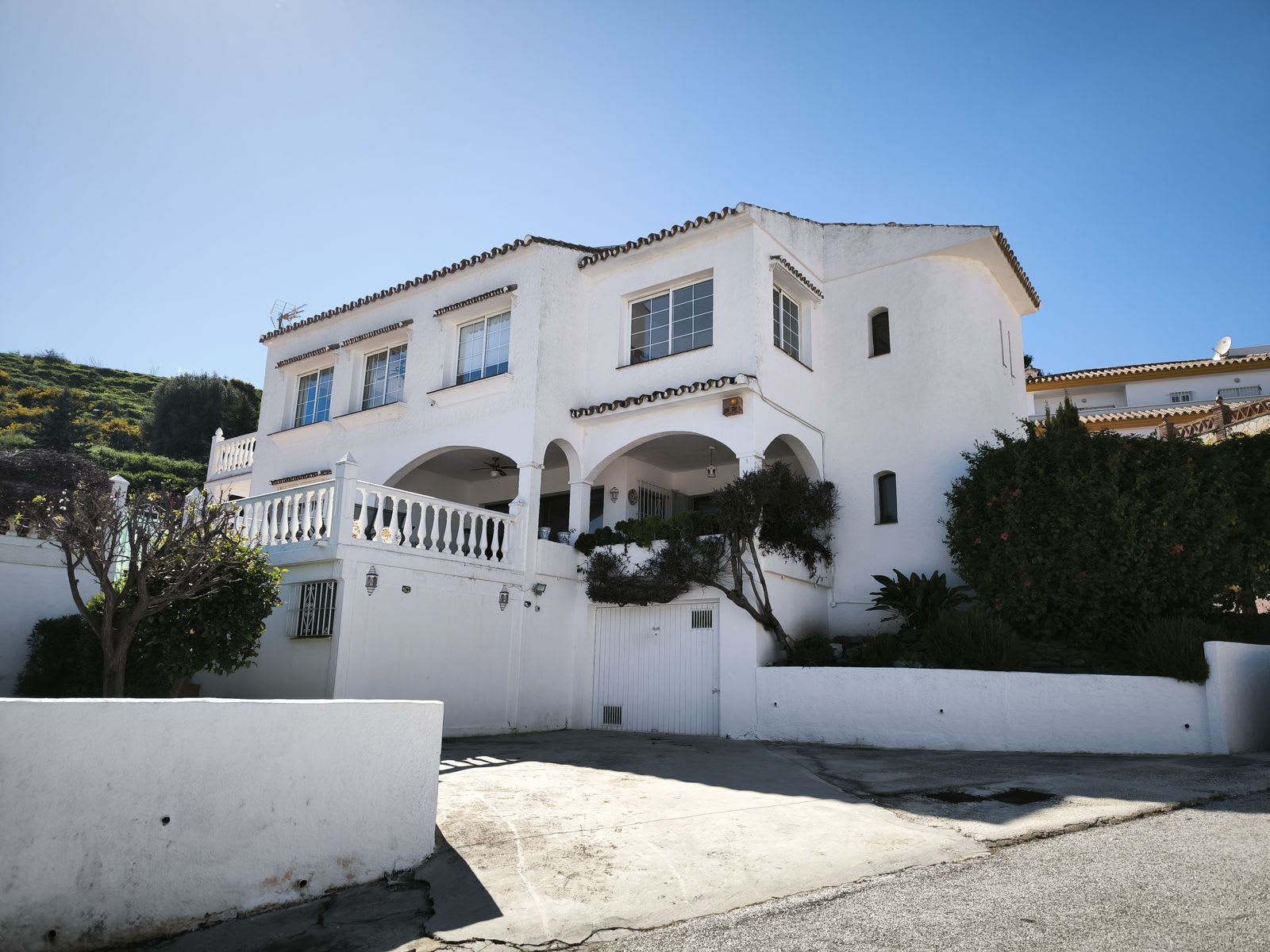Frittliggende villa til salgs i Cerros del Aguila, Bilde 2