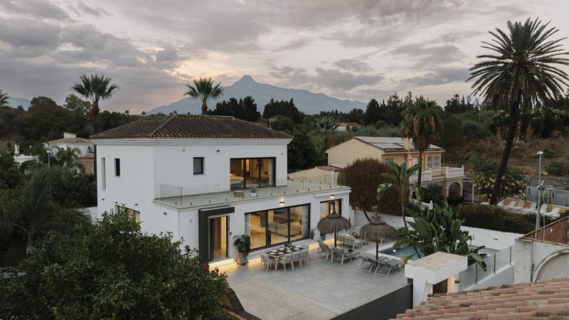 Frittliggende villa til salgs i Nueva Andalucía