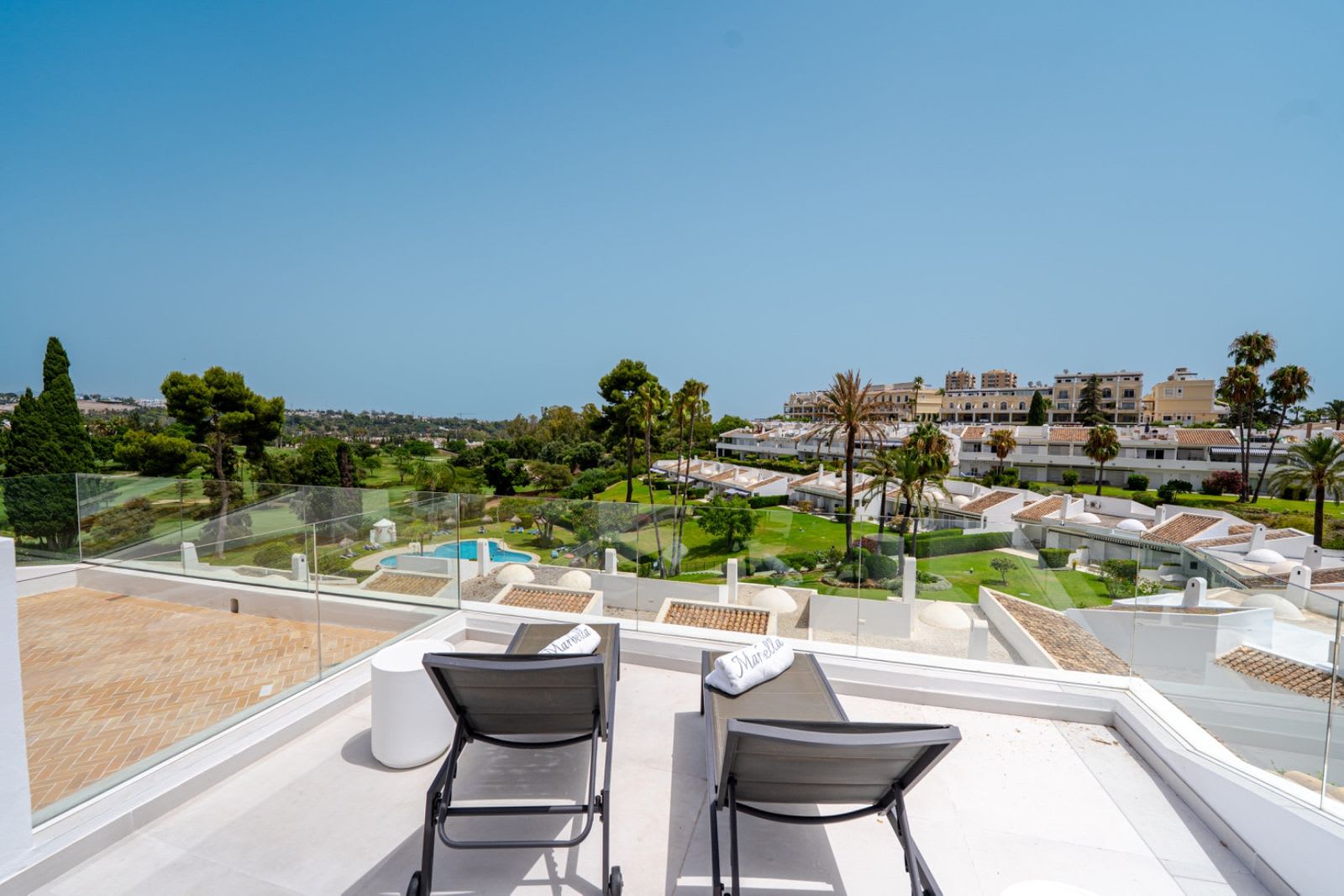 Toppleilighet over to plan til salgs i Nueva Andalucía, Bilde 2