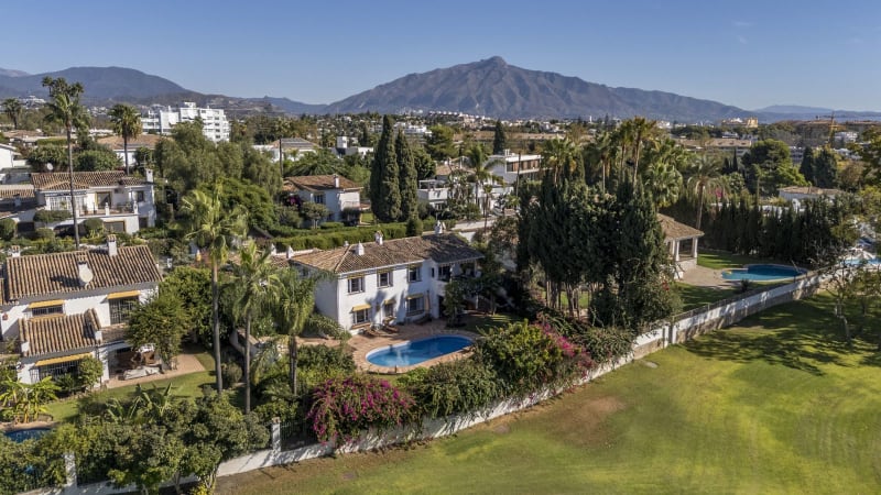 Frittliggende villa til salgs i Guadalmina Alta