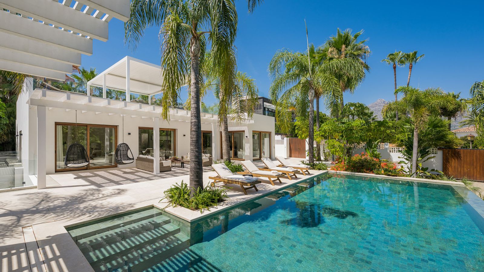 Frittliggende villa til salgs i Las Brisas, Bilde 2