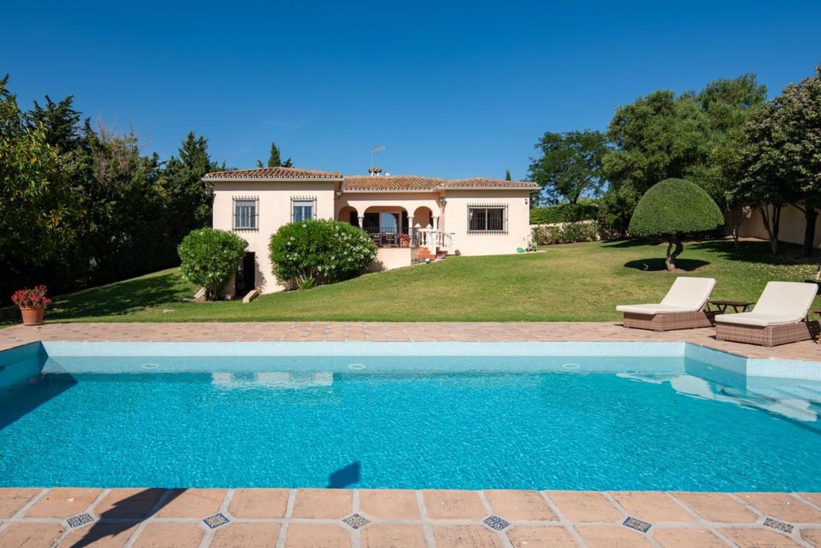 Villa til salgs i Estepona, Bilde 2
