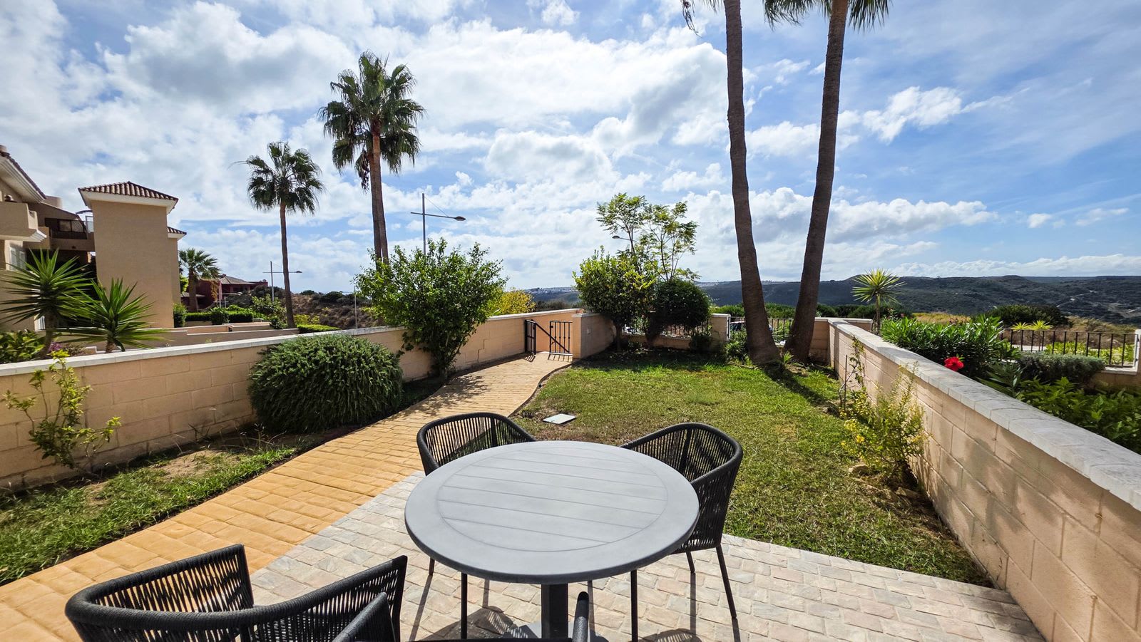 Villa for sale in La Duquesa, Photo 2