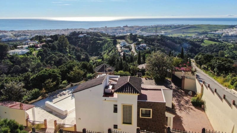 Frittliggende villa til salgs i Estepona