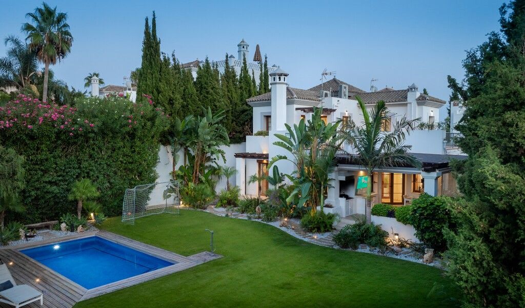 Frittliggende villa til salgs i Estepona, Bilde 2